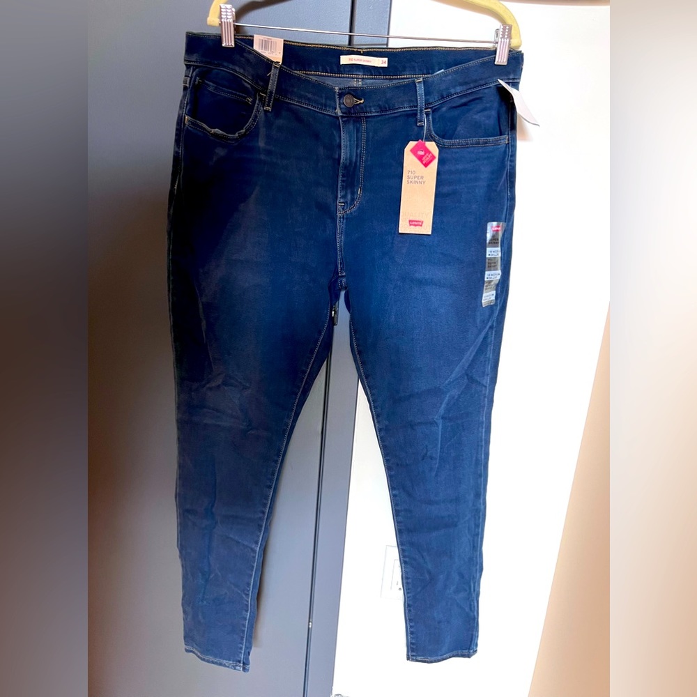 Women’s Levi’s, 710 super skinny mid rise slim through hip/thigh size 18 medium.